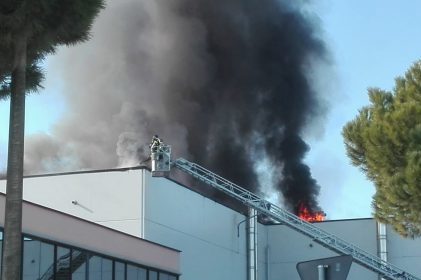 INCENDIO NEGLI STABILIMENTI MARVIT A OSIMO STAZIONE