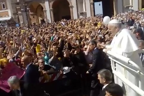 LORETO ABBRACCIA PAPA FRANCESCO