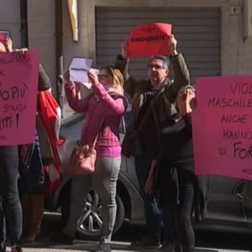 AD ANCONA FLASH MOB SOTTO LA CORTE DI APPELLO DOPO LA SENTENZA SHOCK