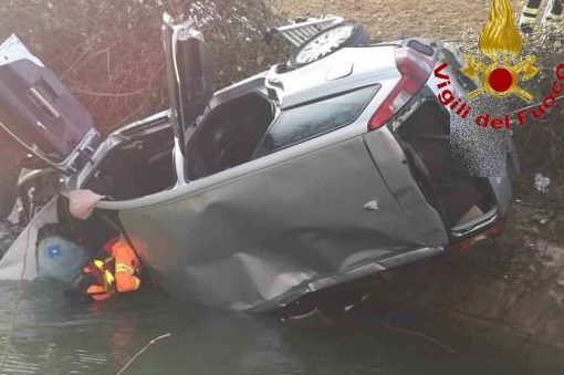 MONTELUPONE: FINISCE CON L’ AUTO IN UN FIUME, MUORE GIOVANE PAPA’