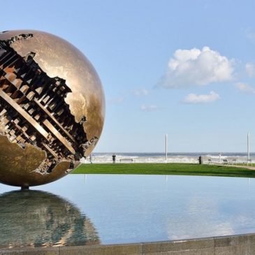 PESARO, VANDALI NELLA PIAZZA DELLA PALLA DI POMODORO