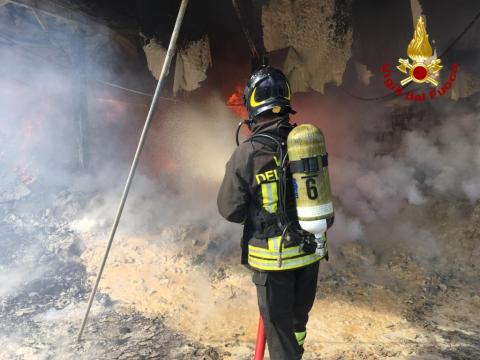 INCENDIO ALLA FINPROJECT DI CASTEL DI LAMA FUMO INTENSO