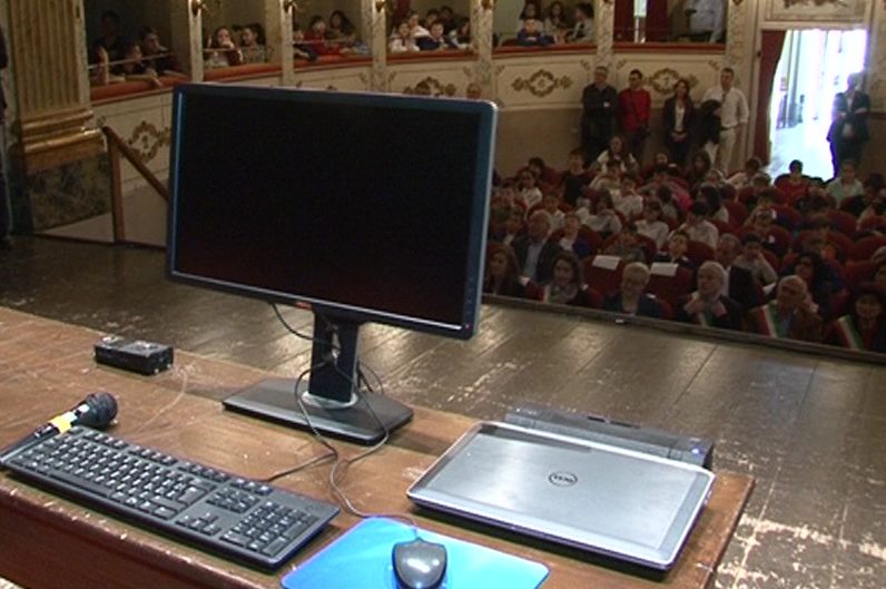 CONSEGNATI 1500 COMPUTER ALLE SCUOLE DEI CENTRI TERREMOTATI