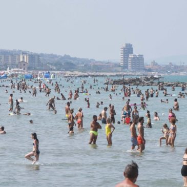 DOMENICA DI BEL TEMPO SPIAGGE AFFOLLATE