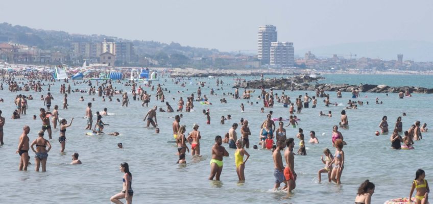 DOMENICA DI BEL TEMPO SPIAGGE AFFOLLATE