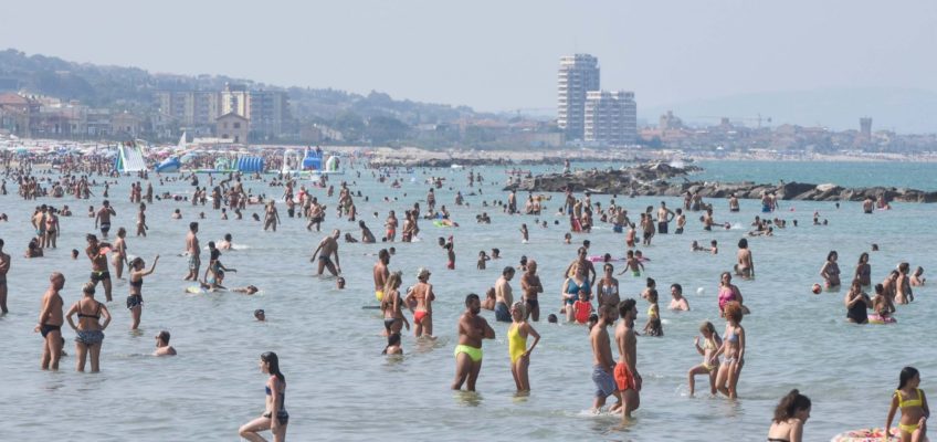 SUBITO A PULIRE LA SPIAGGIA