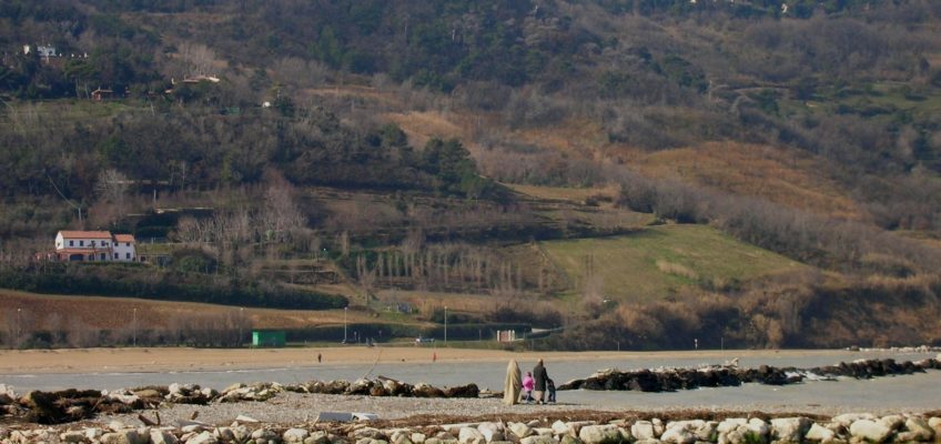 A PESARO I BAMBINI PULISCONO LA SPIAGGIA