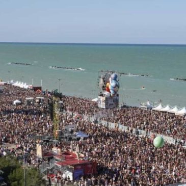 JOVA BEACH PARTY A LIDO DI FERMO: IN 30 MILA ALLA MAXI “FESTA-CONCERTO” SULLA SPIAGGIA