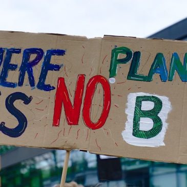 AD ANCONA IN PIAZZA RAGAZZI E RAGAZZE DI “FRIDAYS FOR FUTURE”