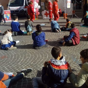 A FABRIANO BAMBINI  IN PIAZZA A SCUOLA DI RIANIMAZIONE CARDIACA