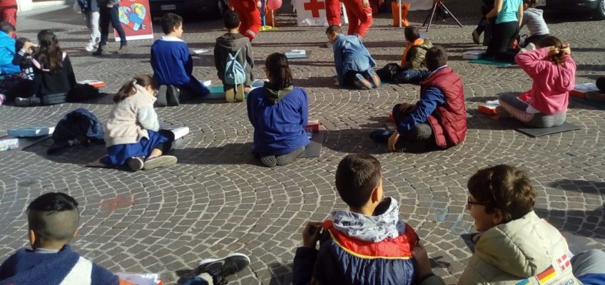 A FABRIANO BAMBINI  IN PIAZZA A SCUOLA DI RIANIMAZIONE CARDIACA