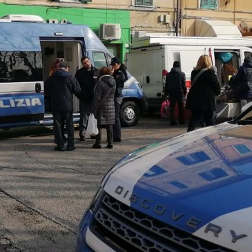 LA POLIZIA IN PIAZZA PER UNA CAMPAGNA CONTRO LA VIOLENZA SULLE DONNE