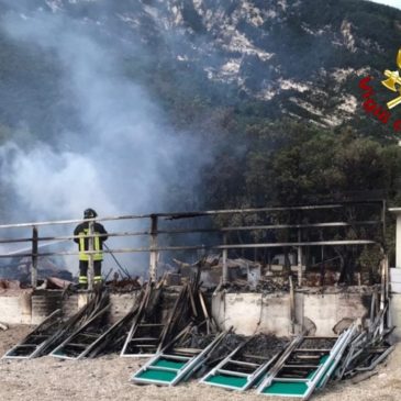INCENDIO DISTRUGGE CHALET A PORTONOVO (AN)