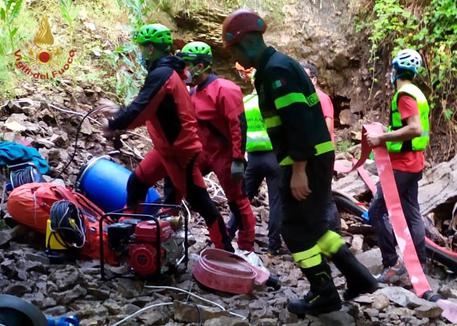 SALVI GLI SPELEOLOGI MARCHIGIANI MUORE UN LORO AMICO ABRUZZESE