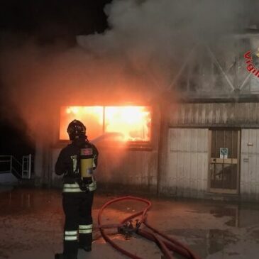 INCENDIO CAPANNONE E MEZZI DA CANTIERE AD APPIGNANO