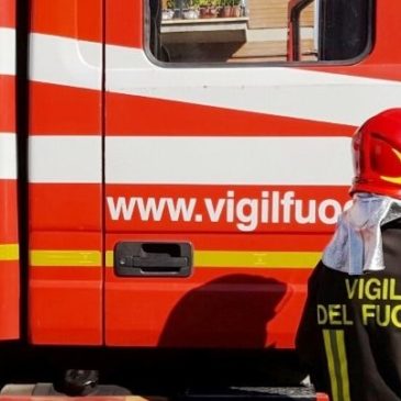 CENTINAROLA DI FANO, IN FIAMME IL DEPOSITO INDUMENTI DELLA CARITAS