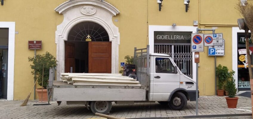 BOMBA CARTA ESPLODE DAVANTI AL MUNICIPIO DI POLLENZA, DANNI E PAURA