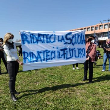 “PRIORITA’ ALLA SCUOLA” IN PIAZZA AD ANCONA E PESARO PER DIRE BASTA ALLA DAD