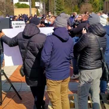 DAVANTI ALLA REGIONE LA PROTESTA DEGLI AMBULANTI