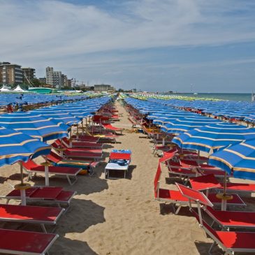 IL SINDACO DI PESARO AI BAGNINI: LASCIATE POSTO AI GIOVANI IN SPIAGGIA