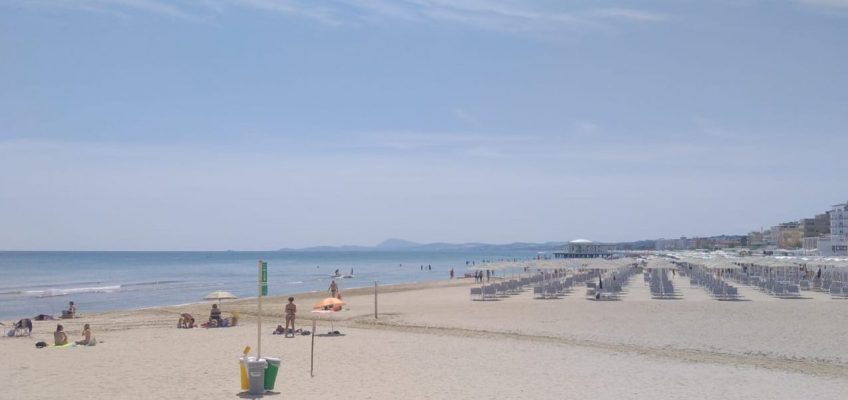 SENIGALLIA CHIUDE LA SPIAGGIA DOPO MEZZANOTTE