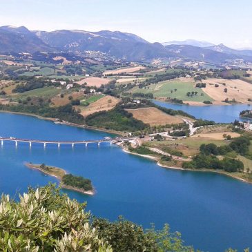 MARCHE AL CALDO, IL REFRIGERIO SULLE SPONDE DEI LAGHI