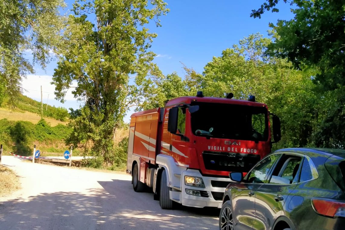 IN FIAMME I BOSCHI DELLE CESANE DI URBINO E MONTE CERIGNONE (PU)
