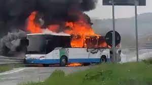 AUTOBUS DI LINEA IN FIAMME NEI PRESSI DI ANCONA: PASSEGGERI IN SALVO GRAZIE ALLA PRONTEZZA DELL’AUTISTA