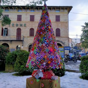 SARNANO, 408 ALBERI DI NATALE FATTI ALL’UNCINETTO