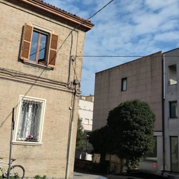 A PESARO I VICINI DI CASA LITIGANO DA 31 ANNI PER 60 CENTIMETRI