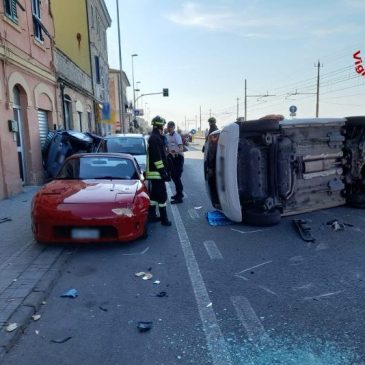 INCIDENTE STRADALE A TORRETTE DI ANCONA: AUTO FINISCE CONTRO ALCUNE AUTO IN SOSTA E SI RIBALTA