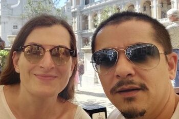 LEI DIVENTA UOMO, LUI DONNA: A RECANATI CAMBIANO IDENTITA’ E SOGNANO LE NOZZE