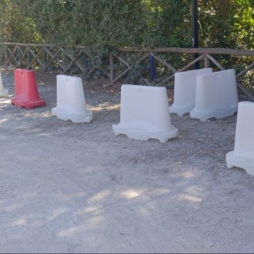 PORTONOVO, POLEMICA SULLE BARRIERE IN PLASTICA