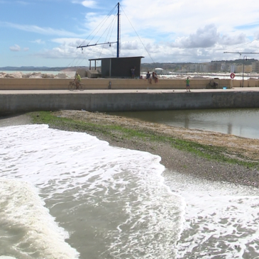 GHIAIA E DETRITI ALLA FOCE DEL FIUME MISA