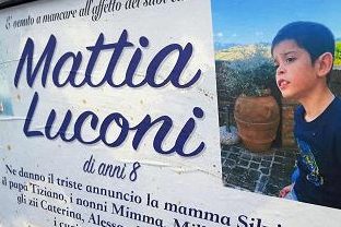 ADDIO AL PICCOLO MATTIA, A BARBARA I FUNERALI TRA LACRIME E PALLONCINI BIANCHI