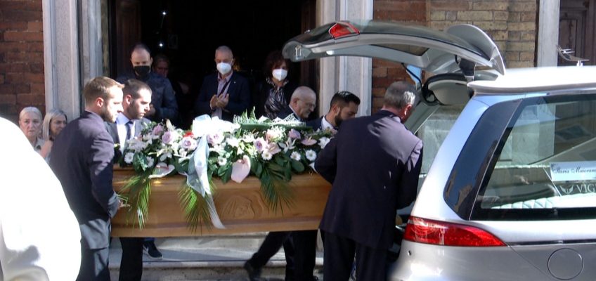 I FUNERALI DI ILARIA: L’ULTIMO SALUTO DALLA COMUNITA’ DI OSIMO