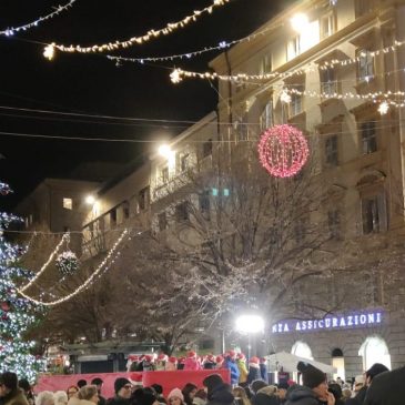 ULTIMA DOMENICA PRE NATALIZIA, CENTRI STORICI PRESI D’ASSALTO