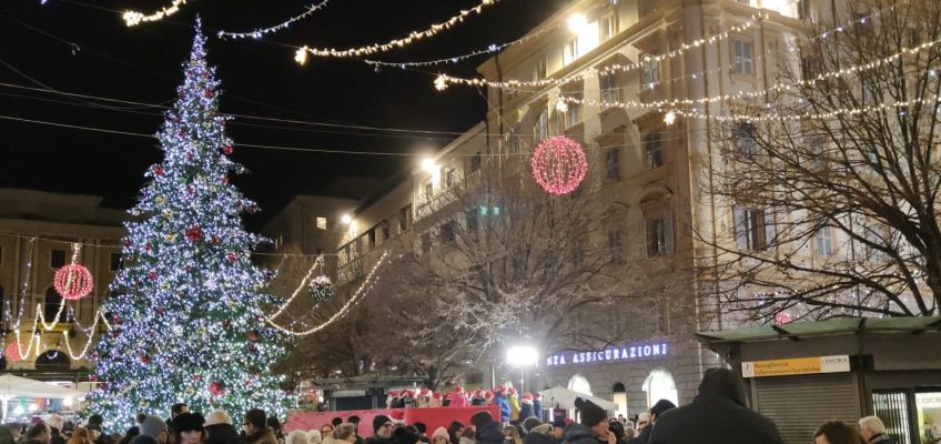 ULTIMA DOMENICA PRE NATALIZIA, CENTRI STORICI PRESI D’ASSALTO