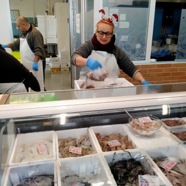 WEEKEND NATALIZIO, PESCHERIE E MACELLERIE PRESE D’ASSALTO PER IL CENONE E PER IL PRANZO