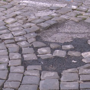 ANCONA: BUCHE COME VORAGINI, STRADE COME MONTAGNE RUSSE