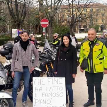 AD ANCONA IN PIAZZA CONTRO LE STRADE GROVIERA: “BASTA BUCHE!”