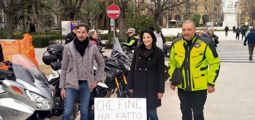 AD ANCONA IN PIAZZA CONTRO LE STRADE GROVIERA: “BASTA BUCHE!”