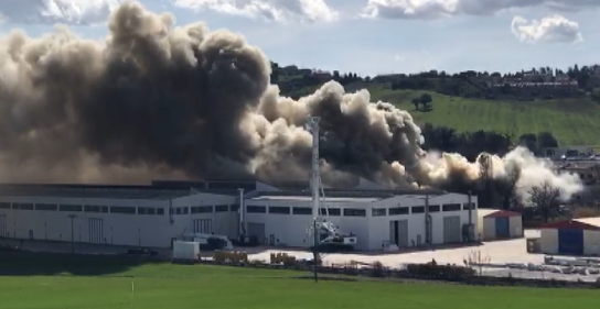 OSIMO, VASTO INCENDIO DISTRUGGE LA FORK LIFT. NESSUNA PERSONA COINVOLTA, ANCORA SCONOSCIUTE LE CAUSE