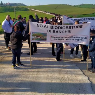 A BARCHI LA MARCIA DI PROTESTA PER DIRE NO AL BIODIGESTORE