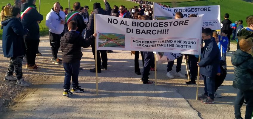 A BARCHI LA MARCIA DI PROTESTA PER DIRE NO AL BIODIGESTORE