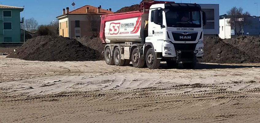 A SENIGALLIA VIA I DETRITI DELL’ALLUVIONE, LA SPIAGGIA SI PREPARA ALLA PASQUA