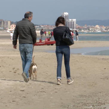 LA FESTA DELLA LIBERAZIONE A PASSEGGIO PER IL LUNGOMARE DI CIVITANOVA MARCHE