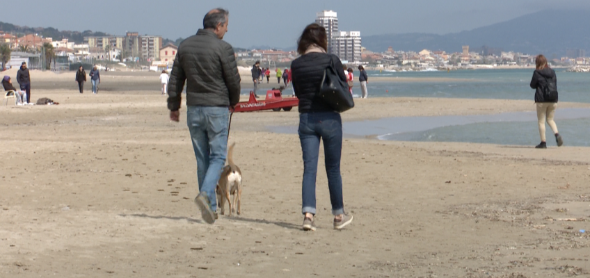 LA FESTA DELLA LIBERAZIONE A PASSEGGIO PER IL LUNGOMARE DI CIVITANOVA MARCHE