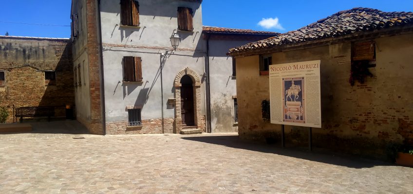A SAN COSTANZO INAUGURATA LA NUOVA PAVIMENTAZIONE DELLA PIAZZA E DELLE VIE DI BORGO STACCIOLA