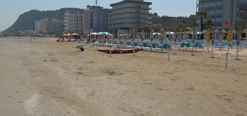 DOPO IL MALTEMPO, LA SPIAGGIA DI PESARO PROVA A RIPARTIRE